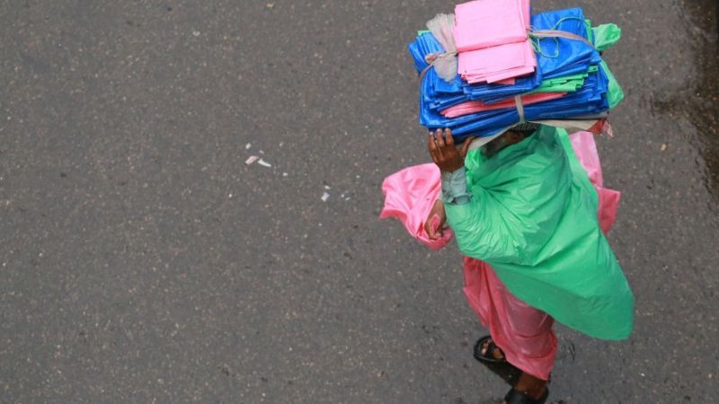 117584171 gettyimages-1229199904 amansellspolytheneduringtherainfallindhakabangladesh