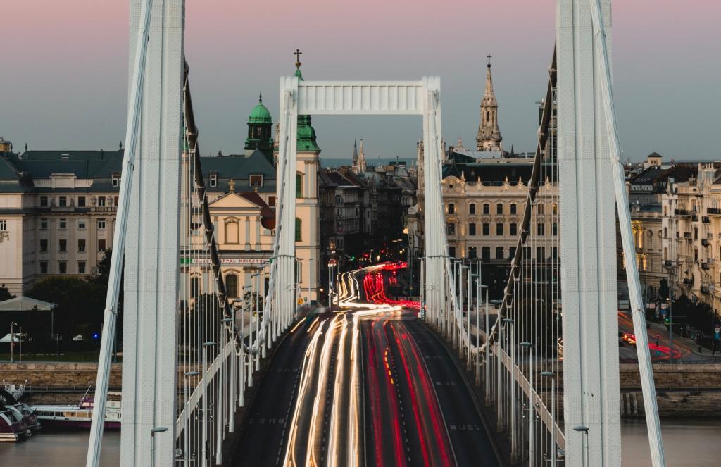 thumb 1024x663 tomi-vadasz-budapest-bridge-mew-unsplash