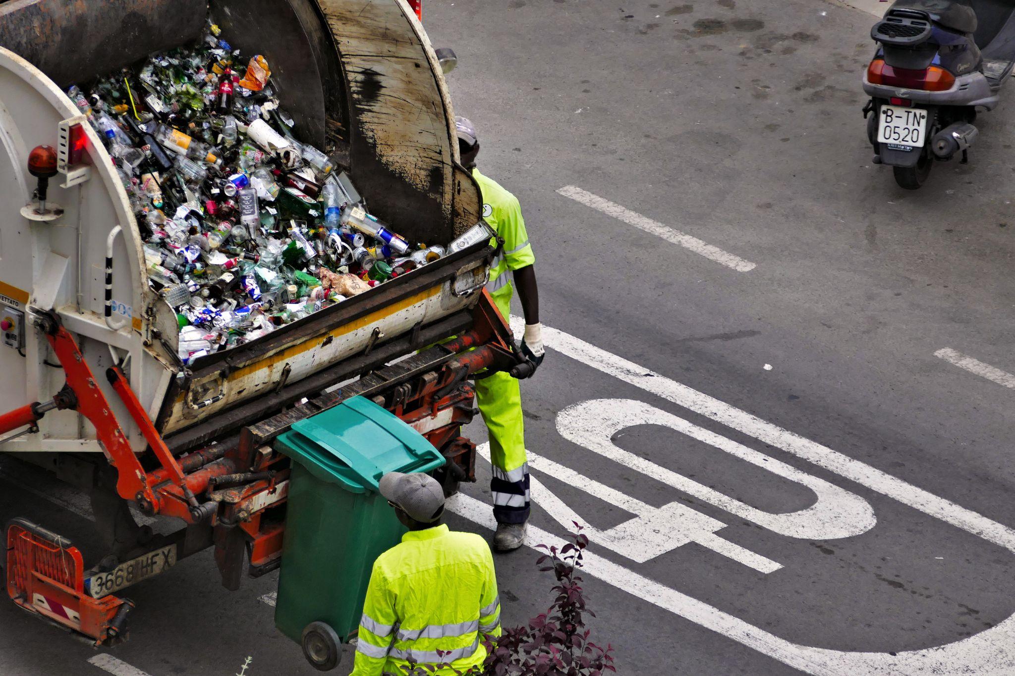 Cómo los sistemas de basura inteligentes reducen los costes de recogida